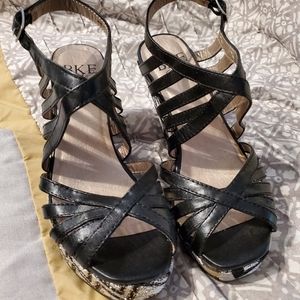 Buckle wedged sandles